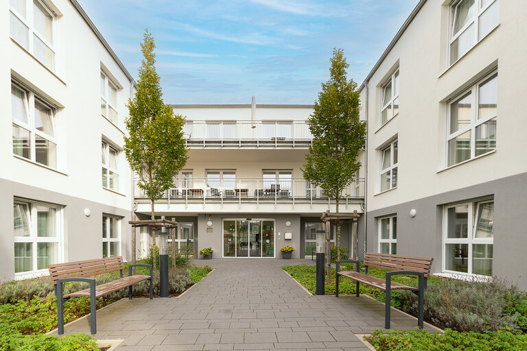 Pflegeimmobilie kaufen - Innenhof mit Hausfassade - Pecuria