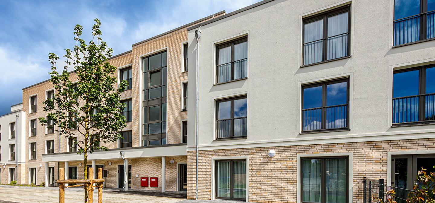 Pflegeimmobilie kaufen - moderne Hausfassade - Pecuria